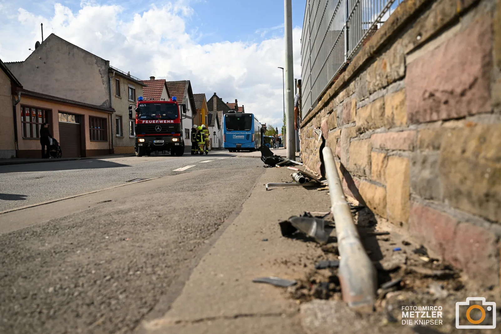 Schulbus in Unfall verwickelt in Osthofen – Polizei sucht Eltern der mitfahrenden Kinder
