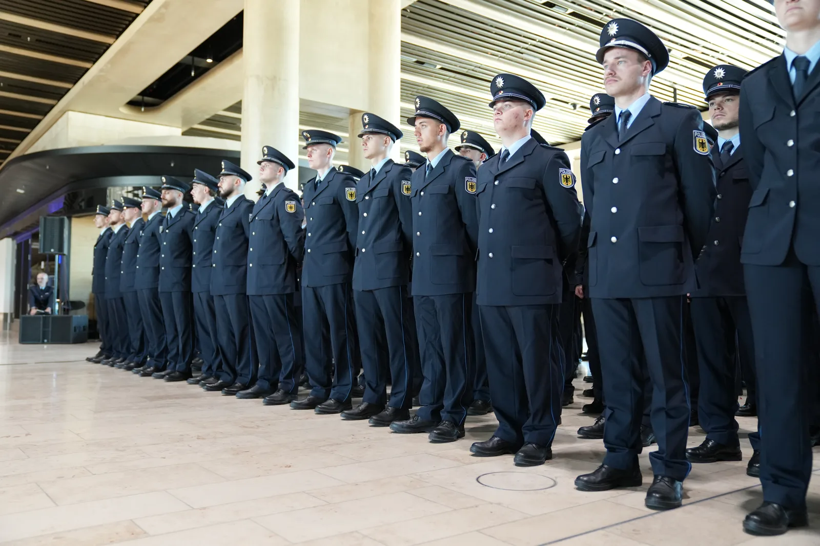 134 neue Bundespolizisten am Frankfurter Flughafen vereidigt