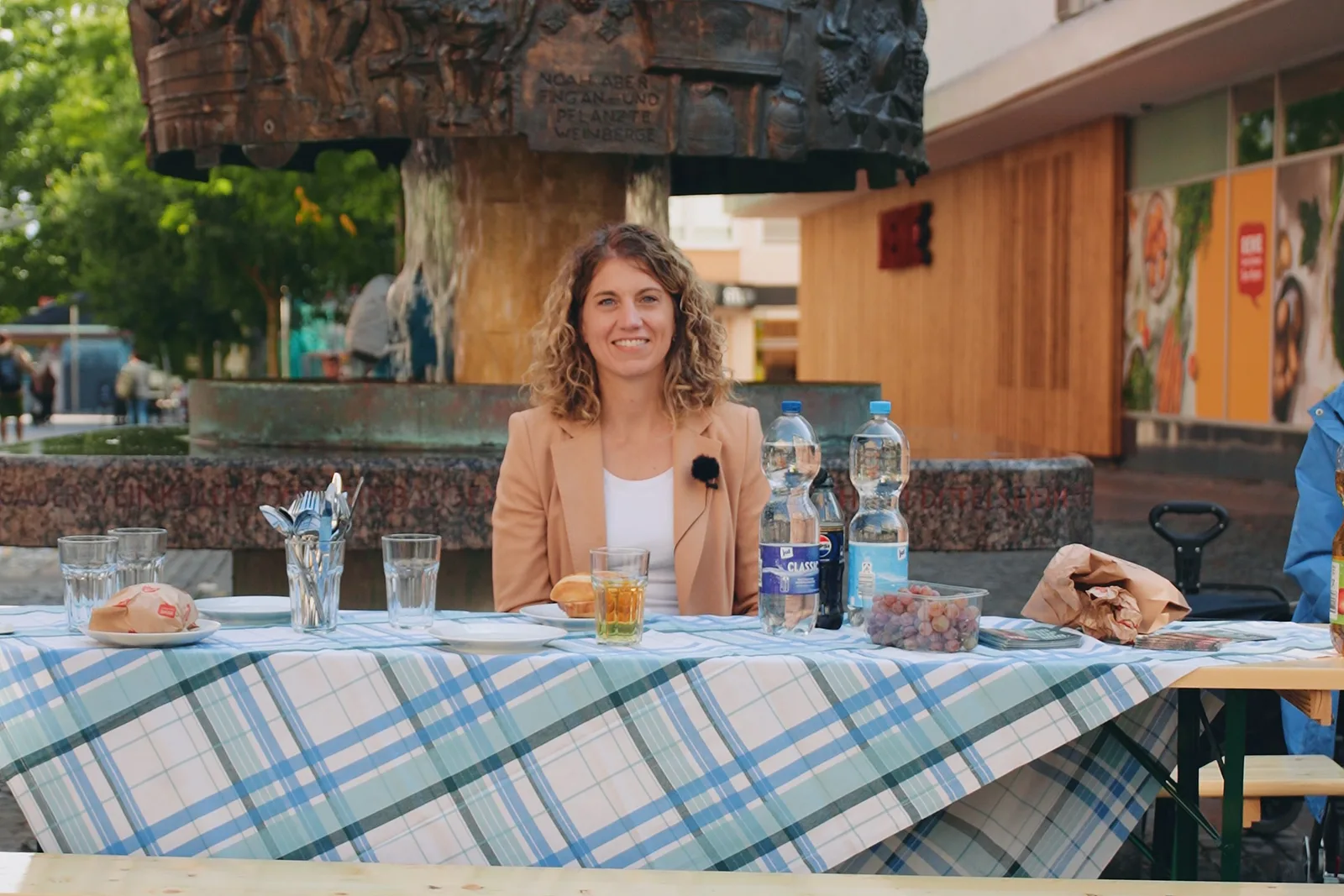 „Lunch & Lohr“ – Stephanie Lohr lädt am Winzerbrunnen zum Gespräch