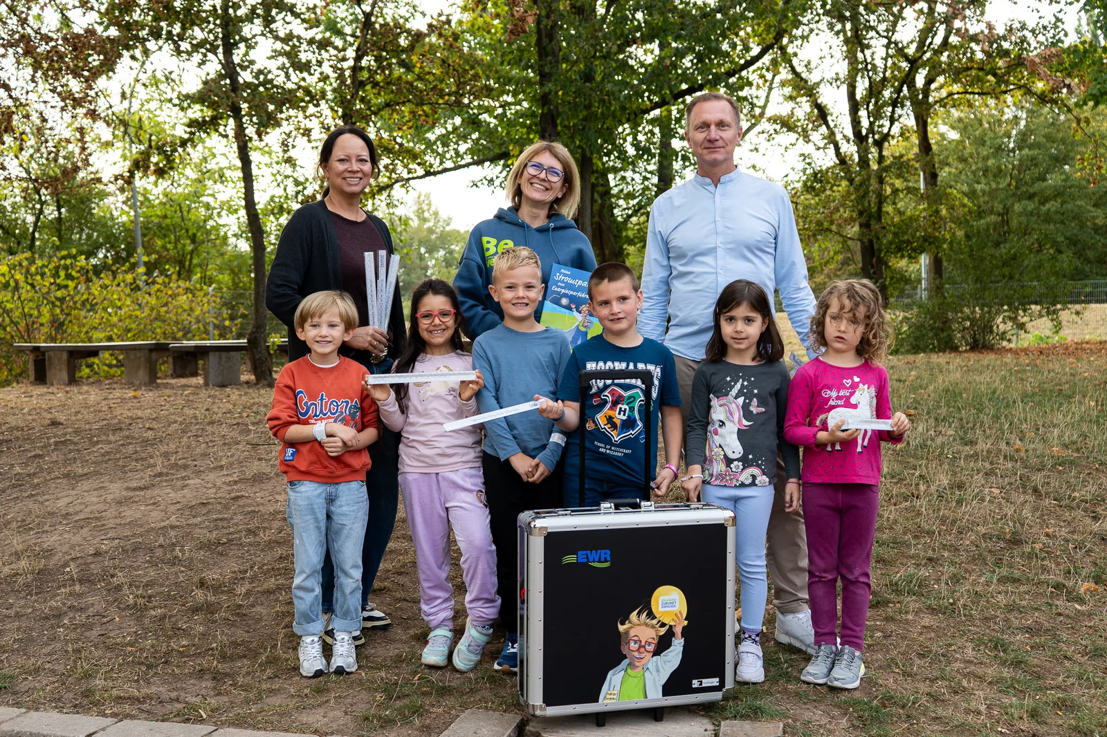 Mehr Sicherheit auf dem Schulweg: EWR verteilt Reflektoren an Erstklässler