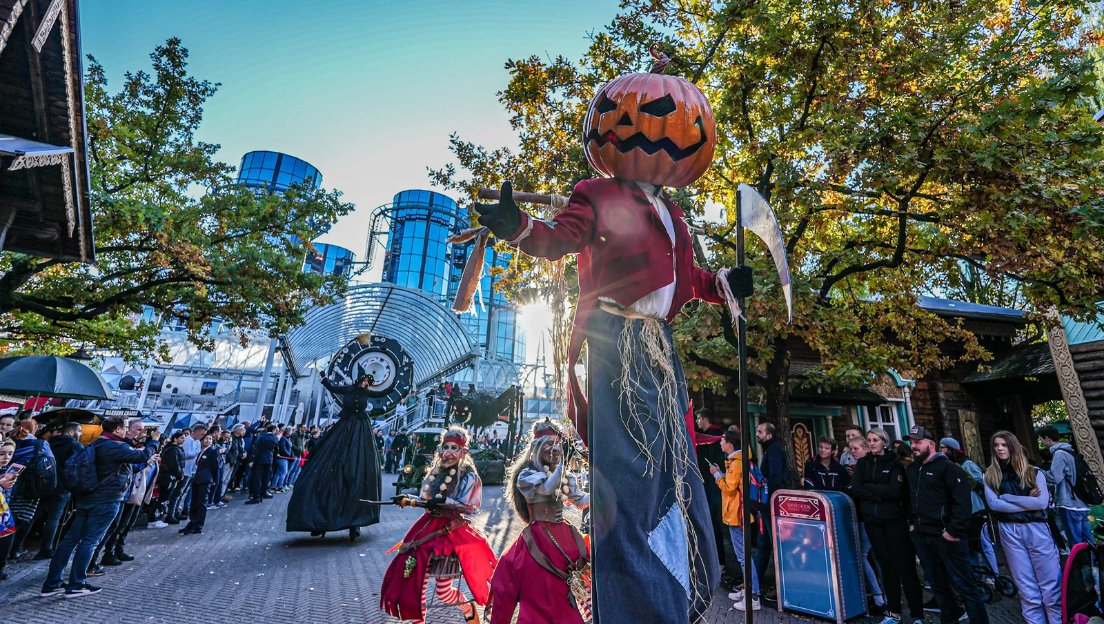 180.000 Kürbisse und neue Grusel-Highlights: Halloween erobert den Europa-Park