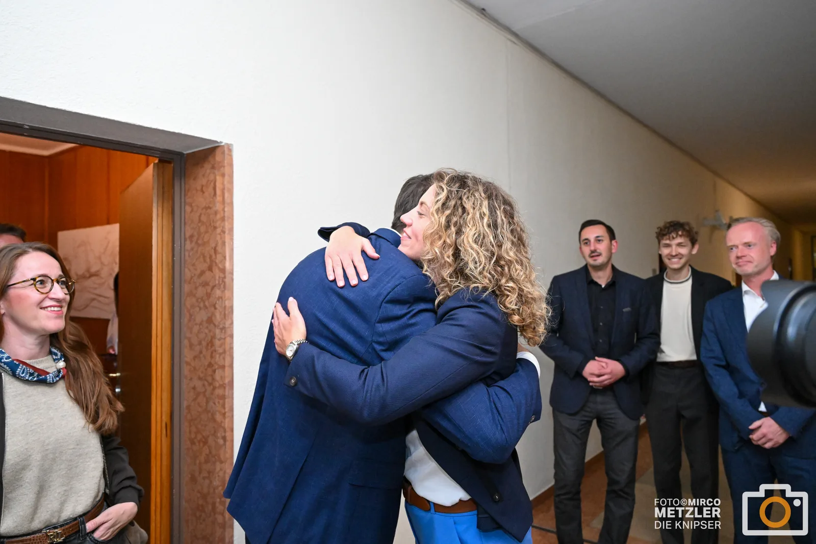 Timo Horst muss sich geschlagen geben – im Rathaus folgt die Umarmung mit Wahlsiegerin Stephanie Lohr