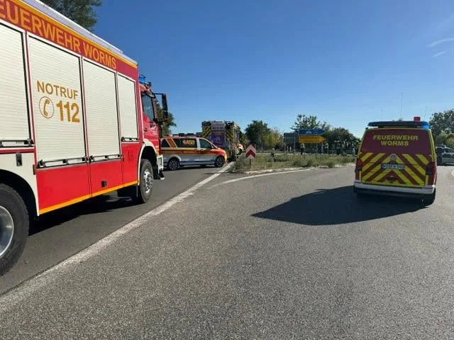Pkw überschlägt sich bei Unfall in Wormser Innenstadt – fünf Menschen im Klinikum