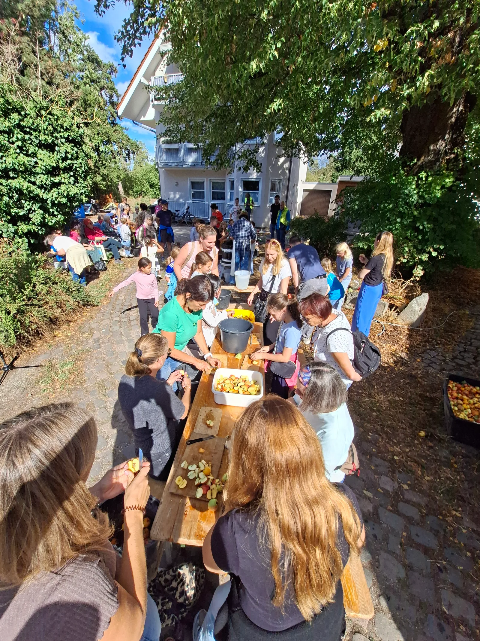 Vom Apfel zum Saft: Generationen keltern gemeinsam in Pfiffligheim