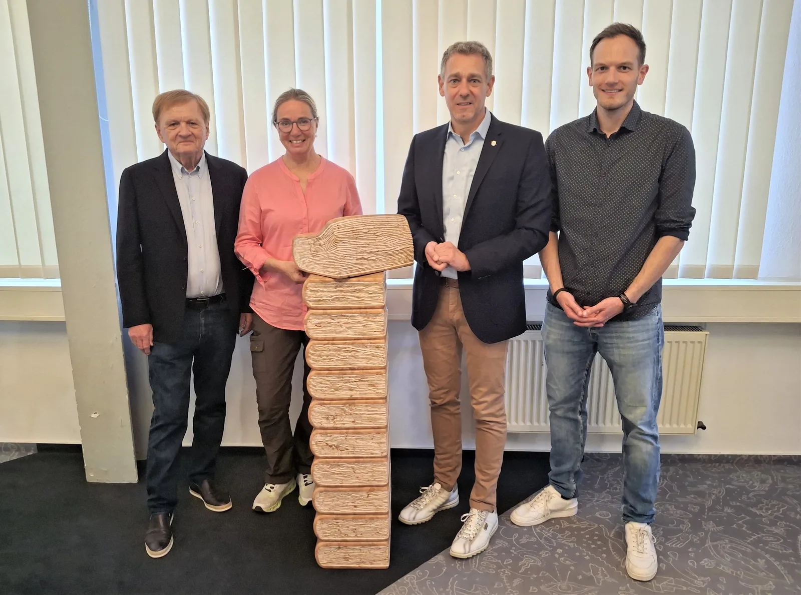 Kunst trifft Literatur: Bücherturm „Verona, 2000“ zieht in Bad Kreuznacher Stadtbibliothek ein