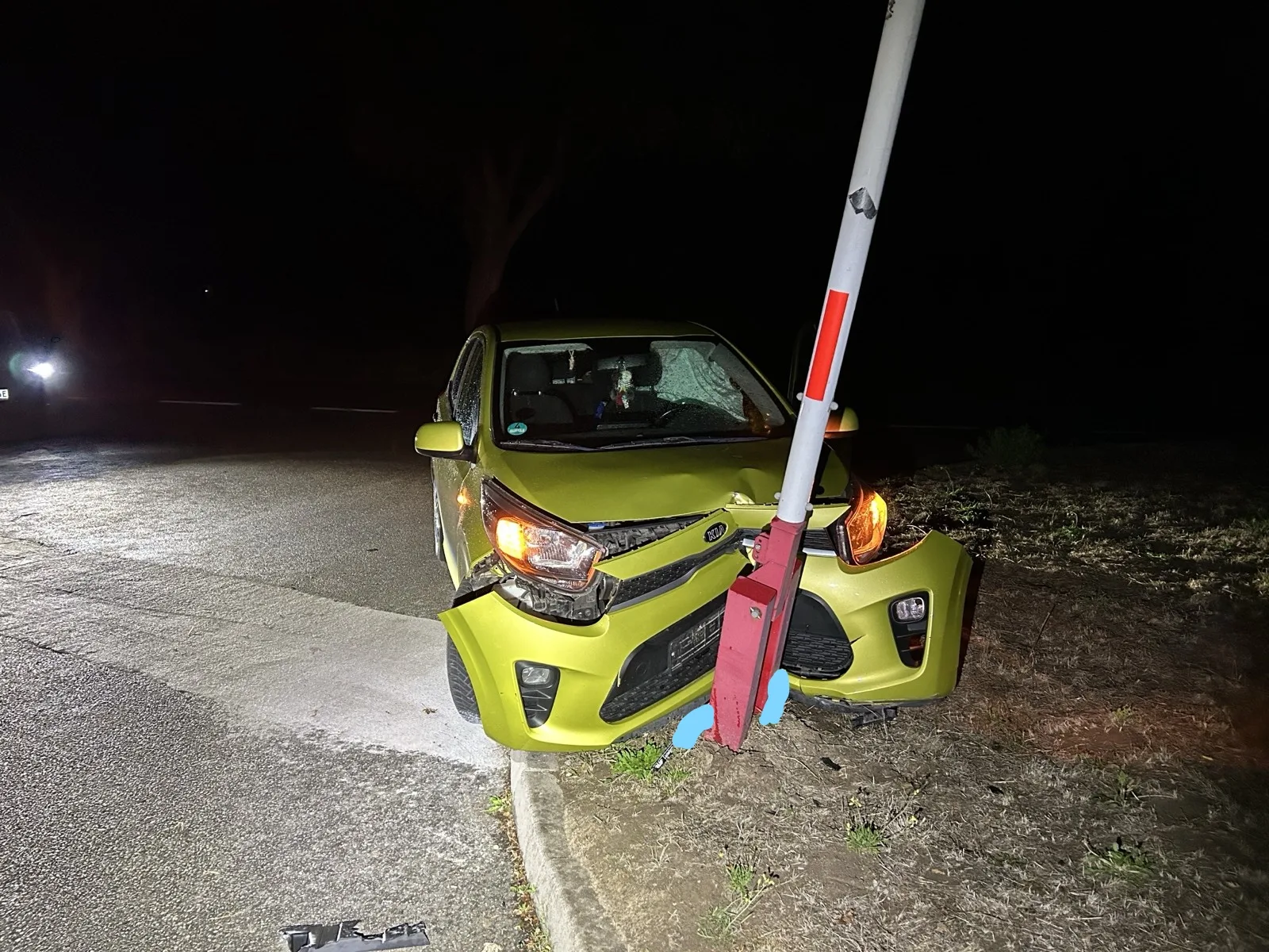 Geinsheim: 18-Jähriger kracht unter Cannabis-Einfluss mit Kia in Supermarkt-Schranke