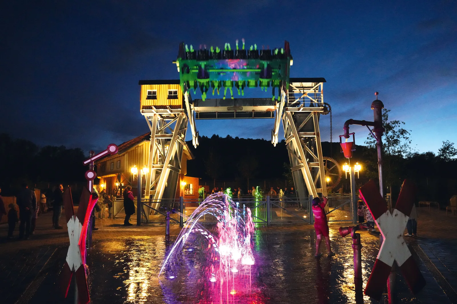 Lichtergaudi in Tripsdrill: Freizeitpark feiert Premiere mit Drohnen-Show und Fahrspaß bis 20 Uhr