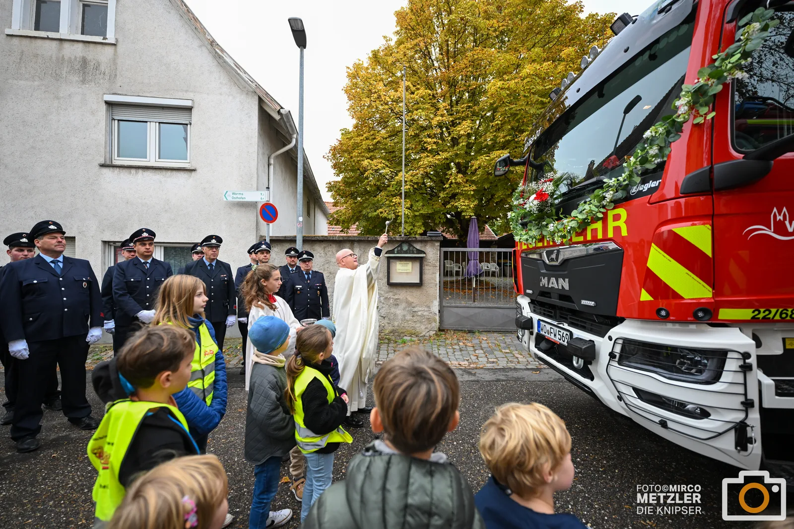 Zwei neue Einsatzfahrzeuge für Abenheim - Feuerwehr feiert feierliche Segnung vor St. Bonifatius