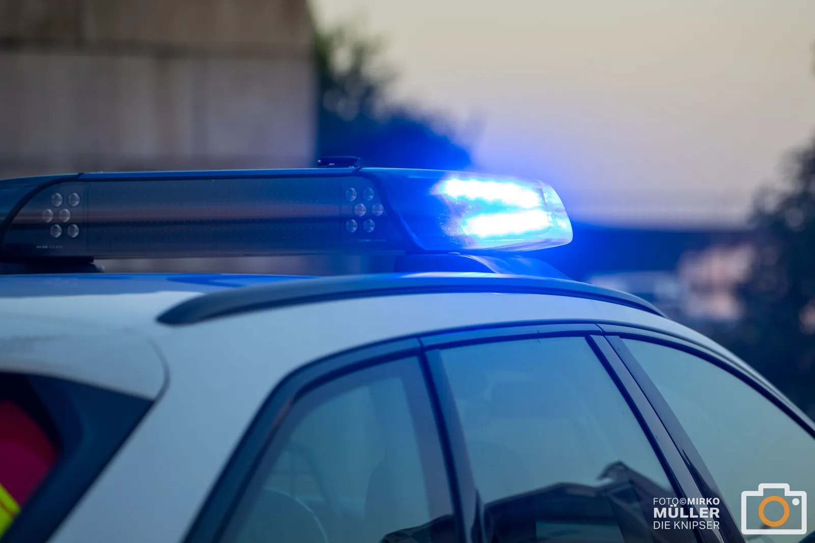 Unfall auf der B9 bei Frankenthal: Drei Verletzte nach Zusammenstoß mit Pannenfahrzeug