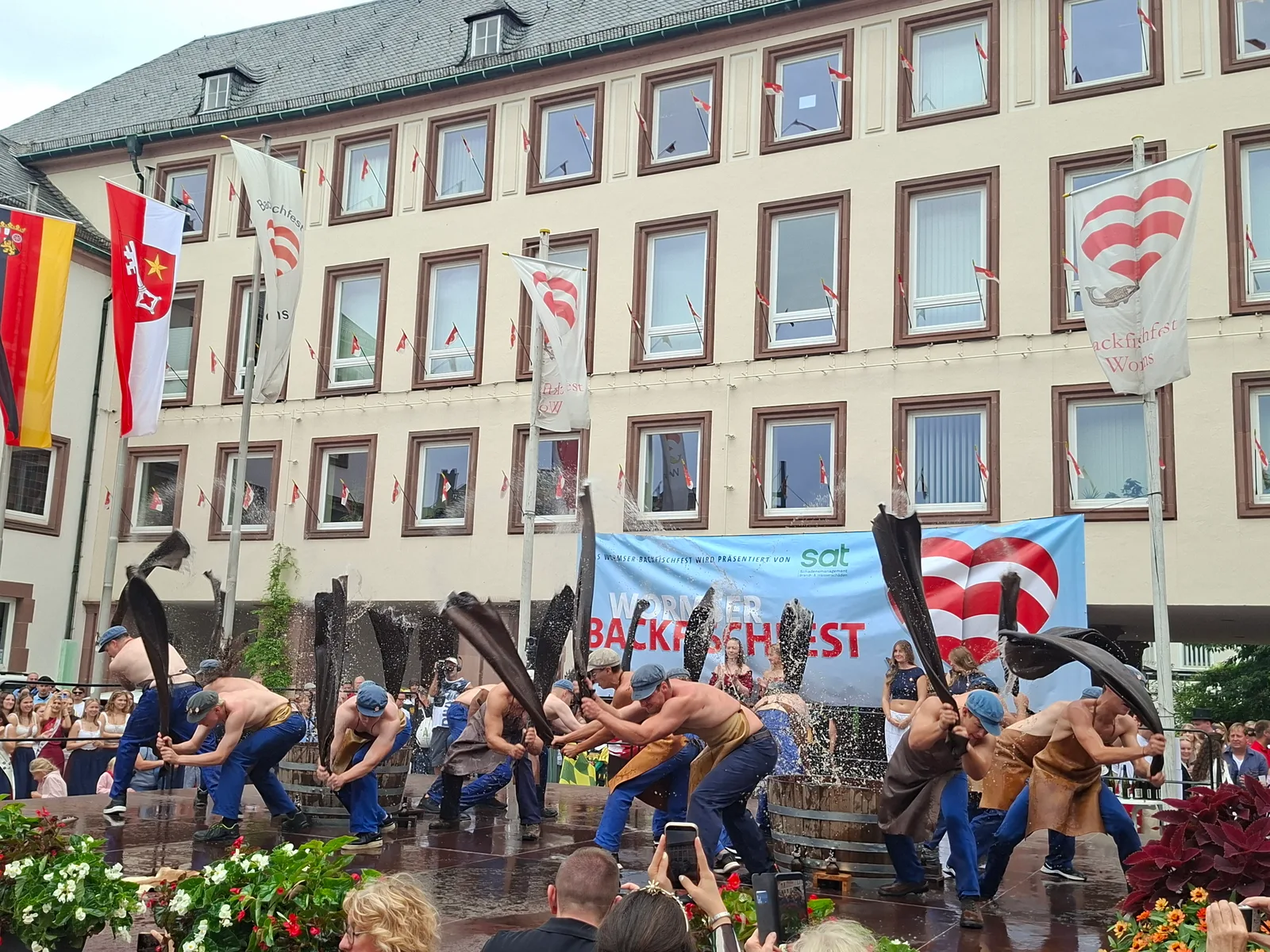 Wormser Ledertänzer treten am Mantelsonntag vor der Vinothek auf