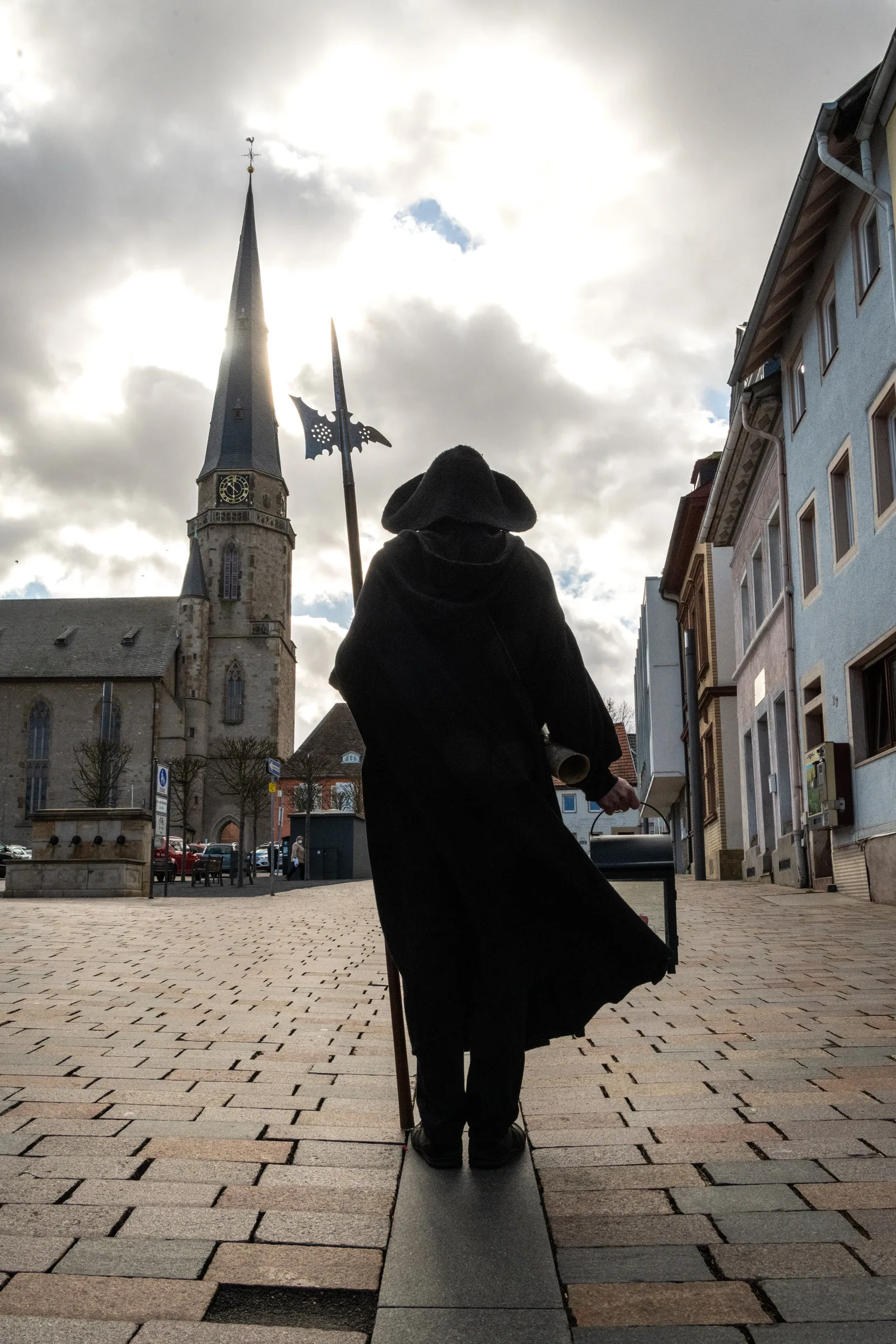 Mit Laterne und Hellebarde: Nachtwächter führt durch das abendliche Alzey