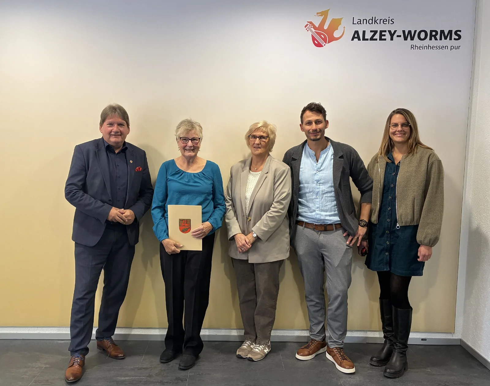 Acht Pflegefachkräfte bleiben Kreiskrankenhaus Alzey treu – Langjährige Mitarbeiterin verabschiedet
