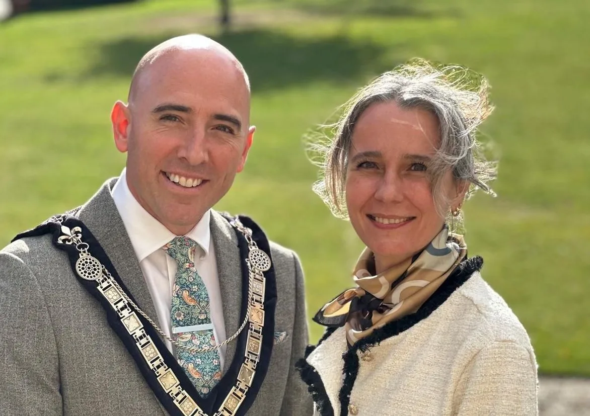Bürgermeister Mathew Fisher begrüßte die Wormser Partnerschaftsbeauftragte Andrea Rastätter im St. Michael’s Manor in St Albans. Bei einem traditionellen Afternoon Tea stand der persönliche Austausch im Mittelpunkt.