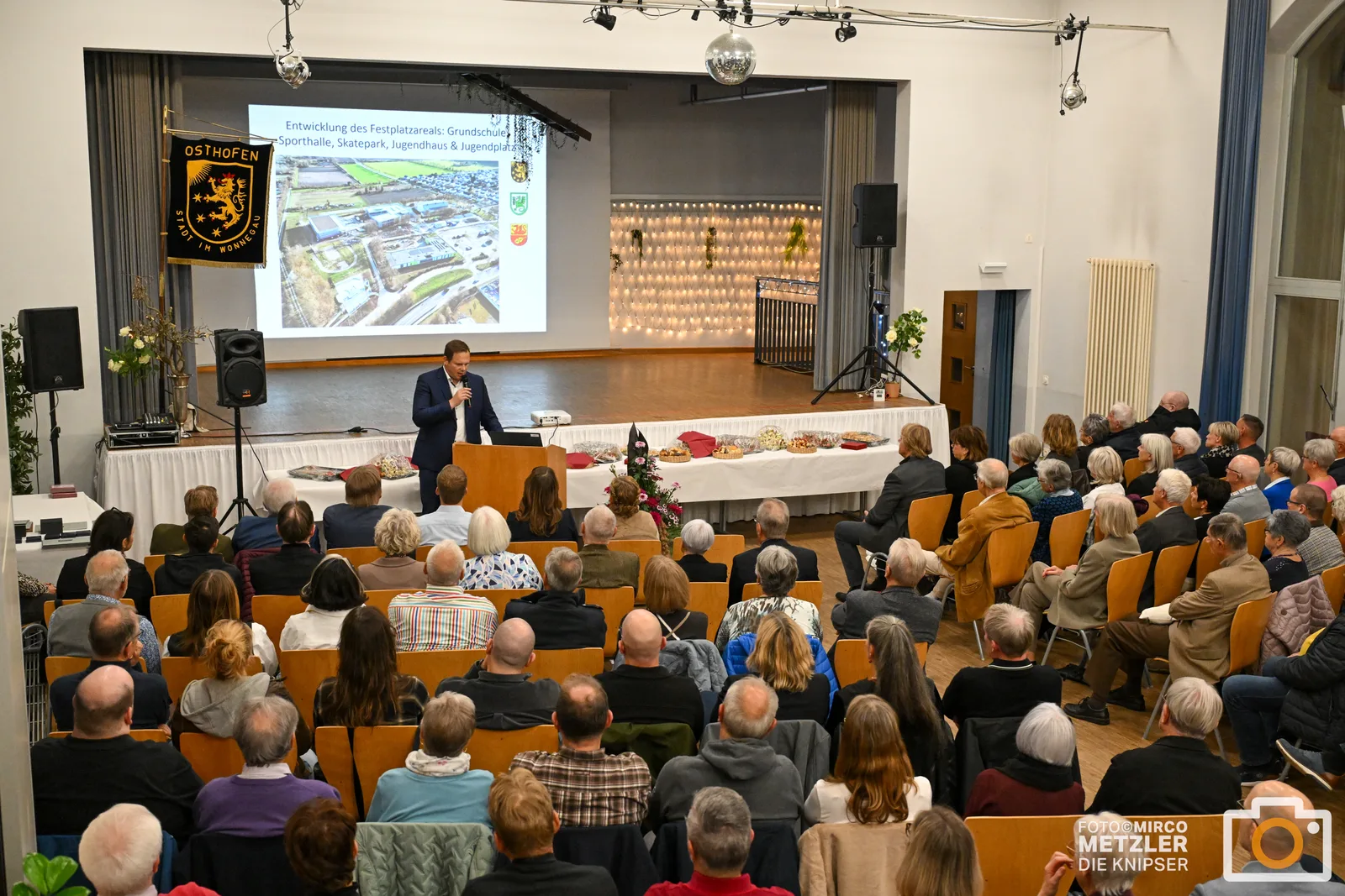 Stadtbürgermeister Thomas Goller gab beim Jahresempfang einen Einblick in die Entwicklung Osthofens und stellte wichtige Zukunftsprojekte vor, darunter die Neugestaltung der Altbachanlage und die geplante Aufwertung des Stadtparks.