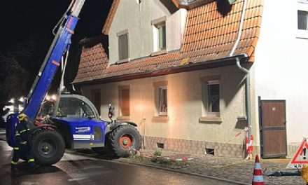 Dachstuhlbrand in Obrigheim – THW sichert das offene Dach und deckt es mit Schutzplanen provisorisch ab