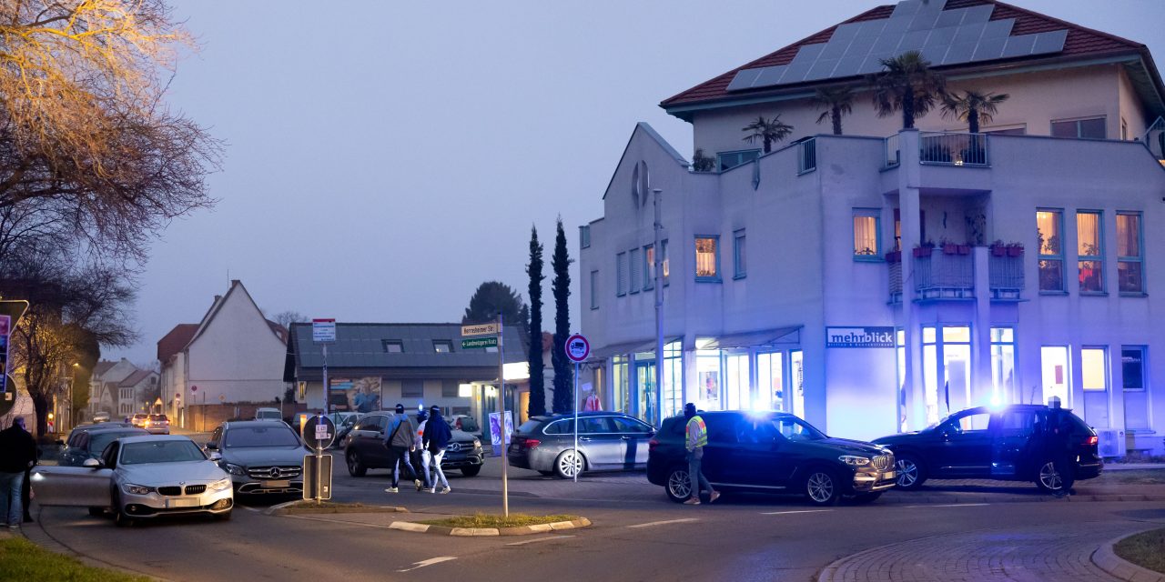 Spezialkräfte (SEK) stoppen verdächtigen PKW in Osthofen