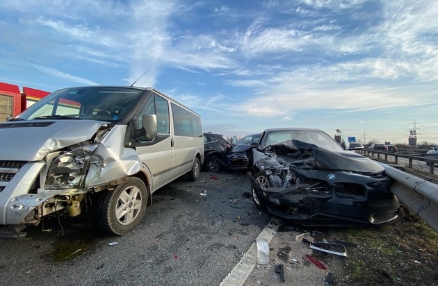 Autobahnpolizei Ruchheim – Schwerer Verkehrsunfall auf der BAB 61 mit 7 Verletzten