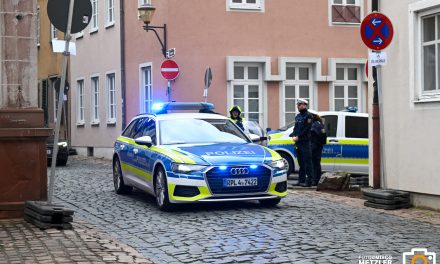 Auseinandersetzung in und vor einer Gaststätte in Bahnhofsnähe mit tätlichem Angriff gegen einen Polizeibeamten