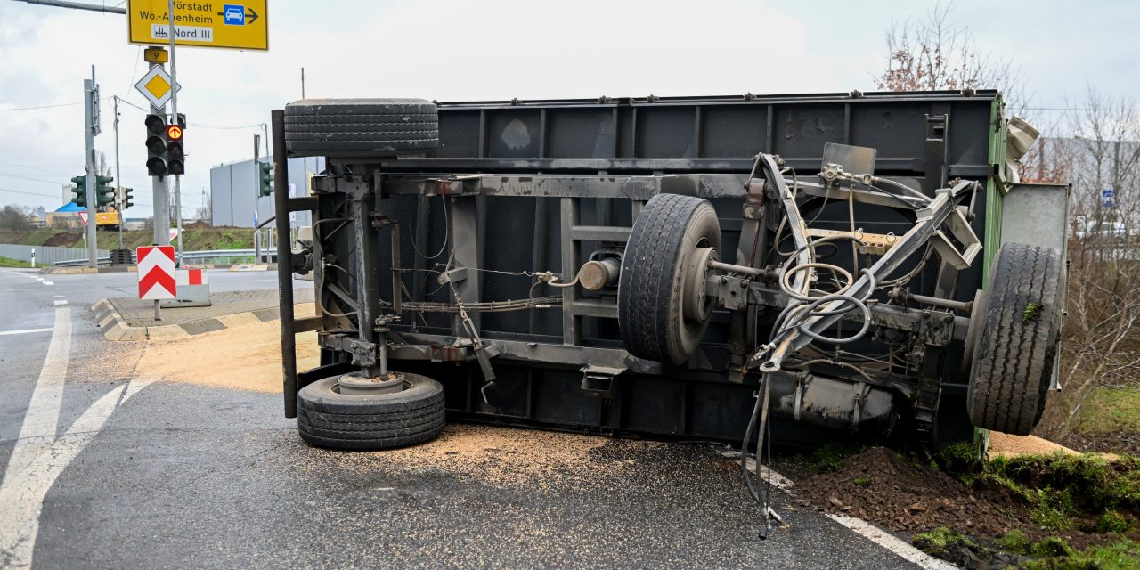 Traktoranhänger umgekippt – Unfallaufnahme dauert noch an