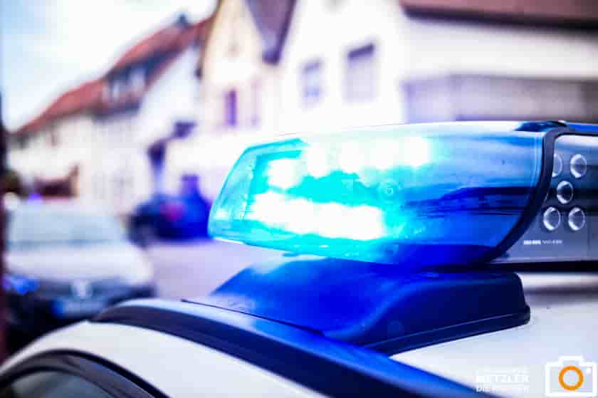Gau-Bickelheim – Betrunkener fährt Laterne um und tritt nach Polizisten