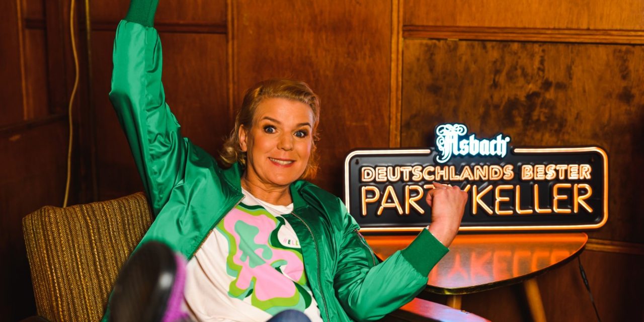Mirja Boes ruft zum Partylöwen-Duell – in „Asbach Deutschlands bester Partykeller“ ab Sonntag bei Kabel Eins