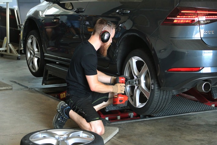Jetzt Zeit für Sommerreifen Reifen spätestens nach acht bis zehn Jahren Nutzung austauschen Fachgerechte Lagerung wichtig