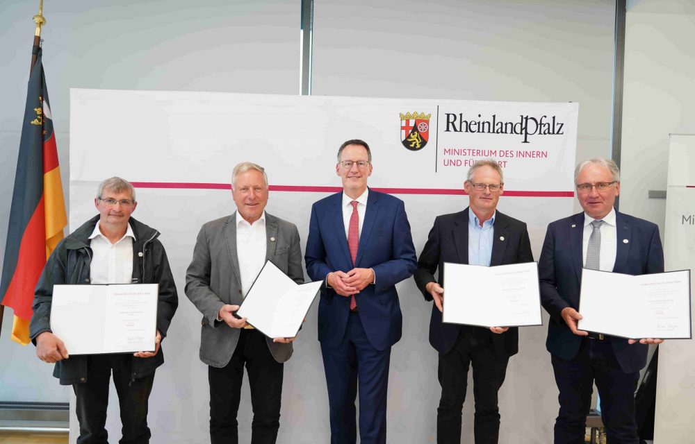 Landkreis Südliche Weinstraße – Minister Ebling zeichnet vier ehrenamtlich Aktive mit Ehrennadel aus