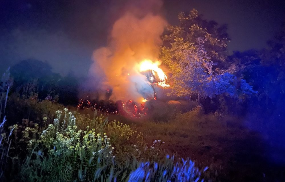 Brand von gestapelten Strohballen in der Gemarkung Westerberg