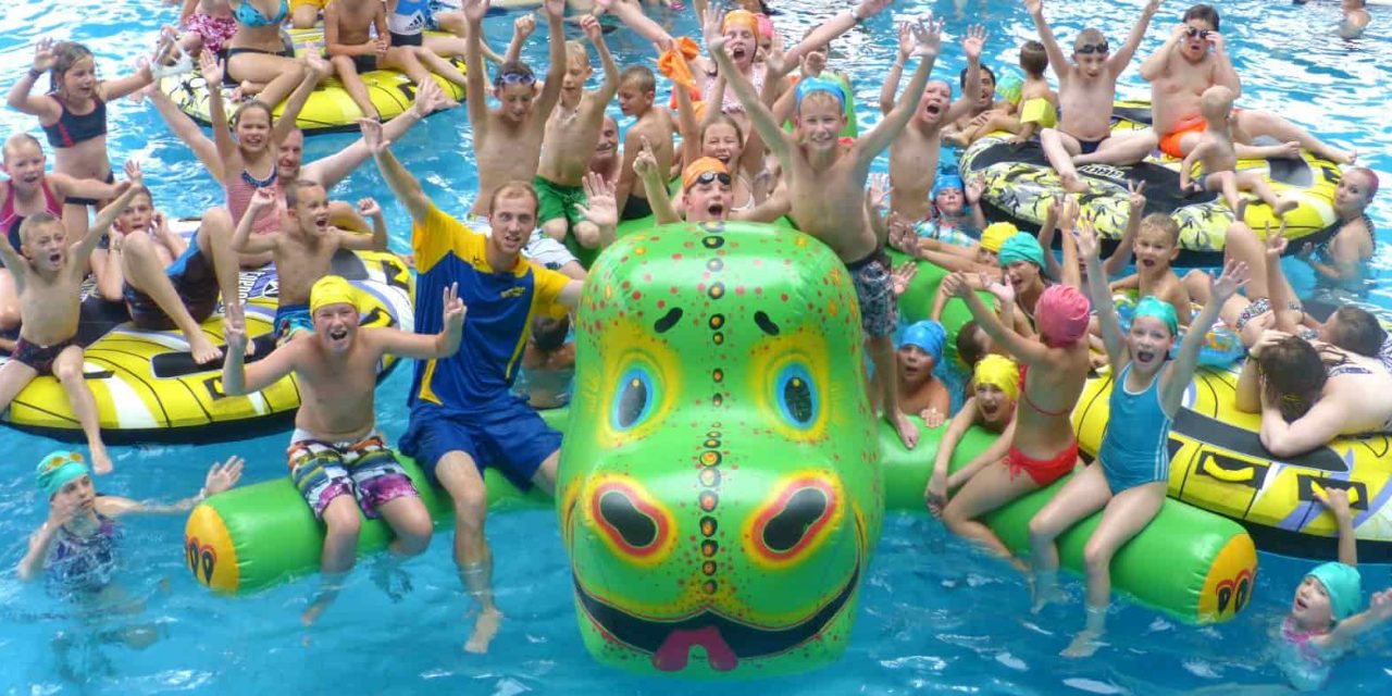 Heinrich-Völker-Bad feiert SOMMER Pool-Party für Familien. Riesen-Wasserspaß für Kids