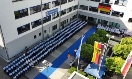 203 Bundespolizisten feierlich am Flughafen Frankfurt am Main vereidigt