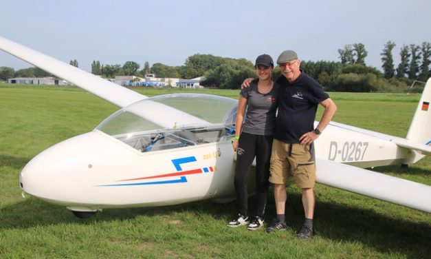 17jährige Laura Wersching besteht Segelflugprüfung
