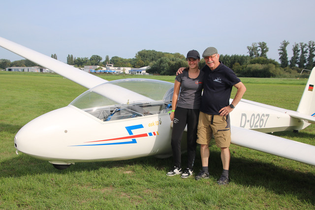 17jährige Laura Wersching besteht Segelflugprüfung
