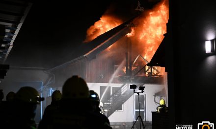 Brand in Gundheimer Holzbaufirma – Rauchdurchzündung nach eintreffen der Einsatzkräften