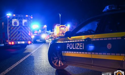 Mainz – PKW schleudert gegen Sattelzug