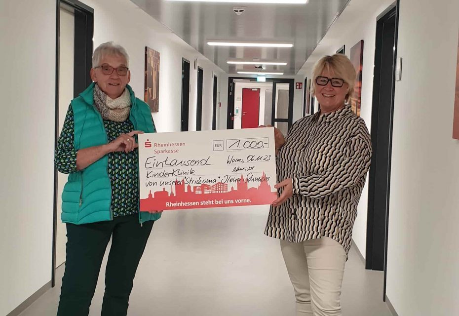 „Strickoma“ Ilona Schneider spendet der Wormser Kinderklinik 1.000 Euro