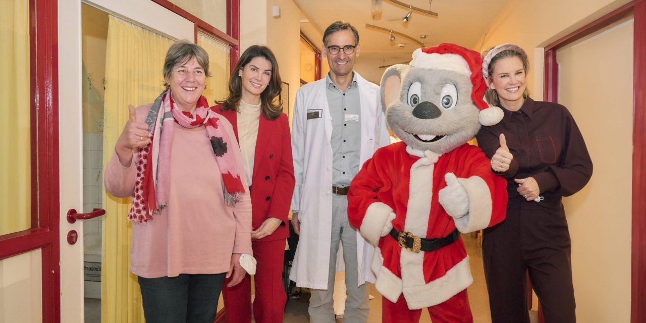 Weihnachtsüberraschung vom Europa-Park: Ed Euromaus beschenkt Patienten im Zentrum für Kinder- und Jugendmedizin in Freiburg