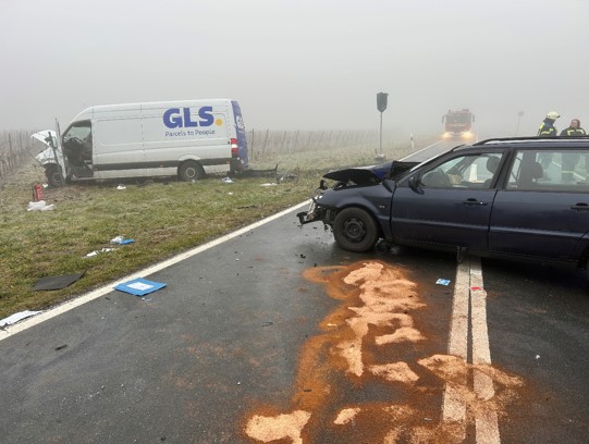 L437 zwischen Uelversheim und K40 – Schwerer Verkehrsunfall mit Personenschaden durch Frontalzusammenstoß zwischen Pkw und Sprinter