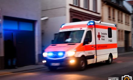 Alzey – Autofahrer missachtet die Vorfahrt-Mopedfahrer schwer verletzt