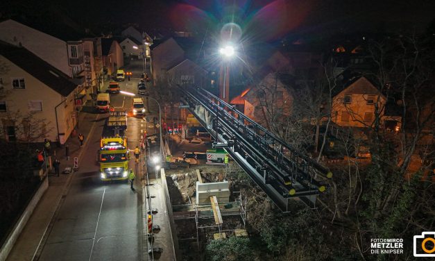 Spektakulärer Schwertransport: EWR bringt 22 Tonnen schwere Leitungsbrücke nach Worms