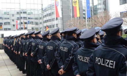 Feierliche Vereidigung: 118 neue Polizeimeisterinnen und Polizeimeister der Bundespolizeidirektion Flughafen Frankfurt am Main legen den Diensteid auf das Grundgesetz ab