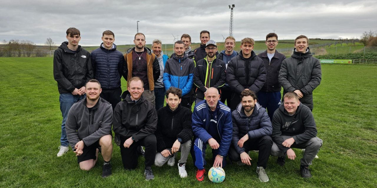 Neue Fußball-Mannschaft in Bechtheim gegründet, die zurzeit einmal pro Woche trainieren.