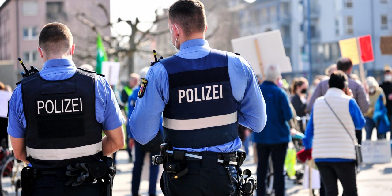 Frankfurt/Main – Gesuchter Straftäter schlägt um sich und bespuckt Bundespolizisten