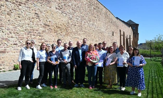 Kooperation vhs und Tourist Info Worms: Neue Gästeführer erhalten offizielles Zertifikat