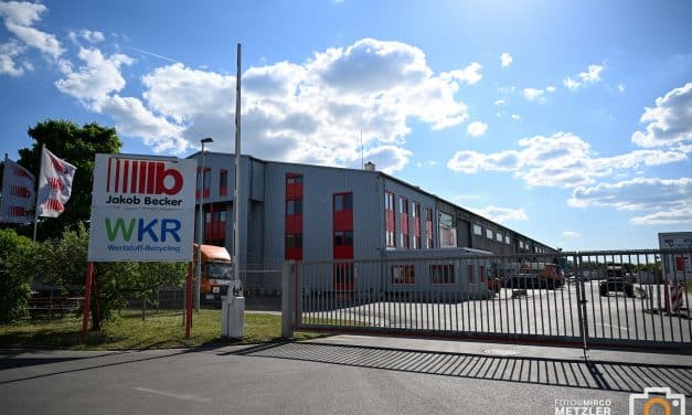 Brand bei Firma Becker in Worms: Feuerwehr bringt Lagerhallenbrand schnell unter Kontrolle