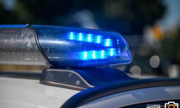 Sachschaden und Fahrerflucht: Unbekannter beschädigt Häuser und entkommt