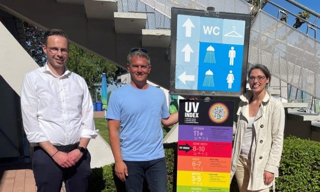 UV-Index-Tafeln im Wartbergbad informieren über gefährliche UV-Strahlung