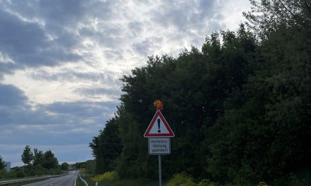 Warnschild weist auf neuen Kreisel zwischen Schafhausen und Alzey hin