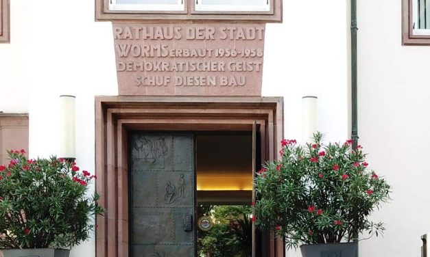 Worms zeigt Flagge: Neue Pride-Flaggen zum IDAHOBIT am Marktplatz