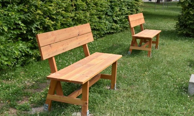 BIWAQ: Neue handgefertigte Bänke aus Douglasie am Nachbarschaftscafé vorgestellt