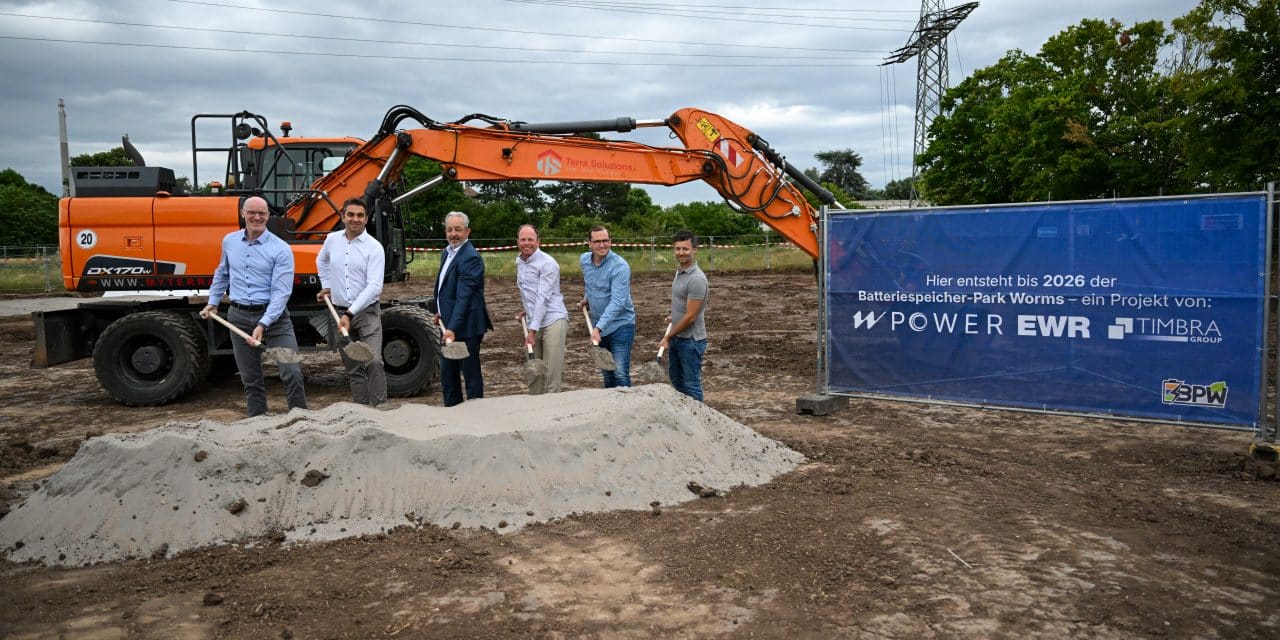 EWR, TIMBRA und W POWER geben Startschuss für neuen Batteriespeicher in Worms
